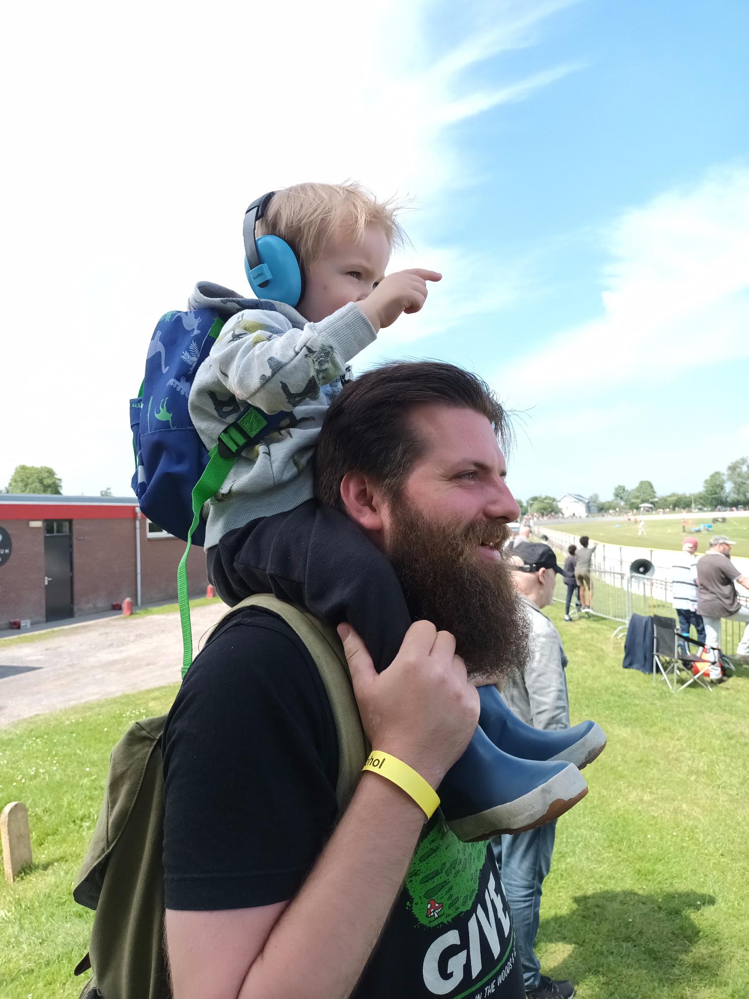 Foto van mijzelf met mijn zoontje bij grasbaanraces